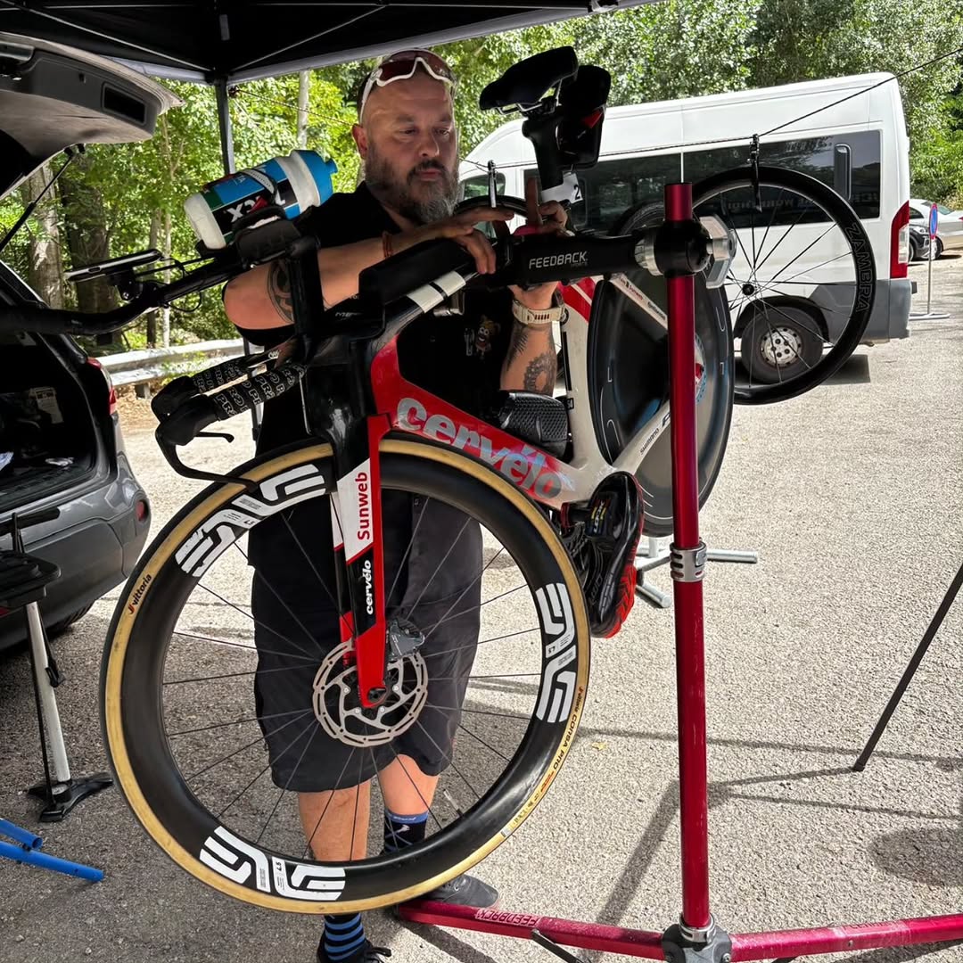 Mecánico de Truchas Bike Workshop reparando una bicicleta Cervélo en un soporte de taller al aire libre